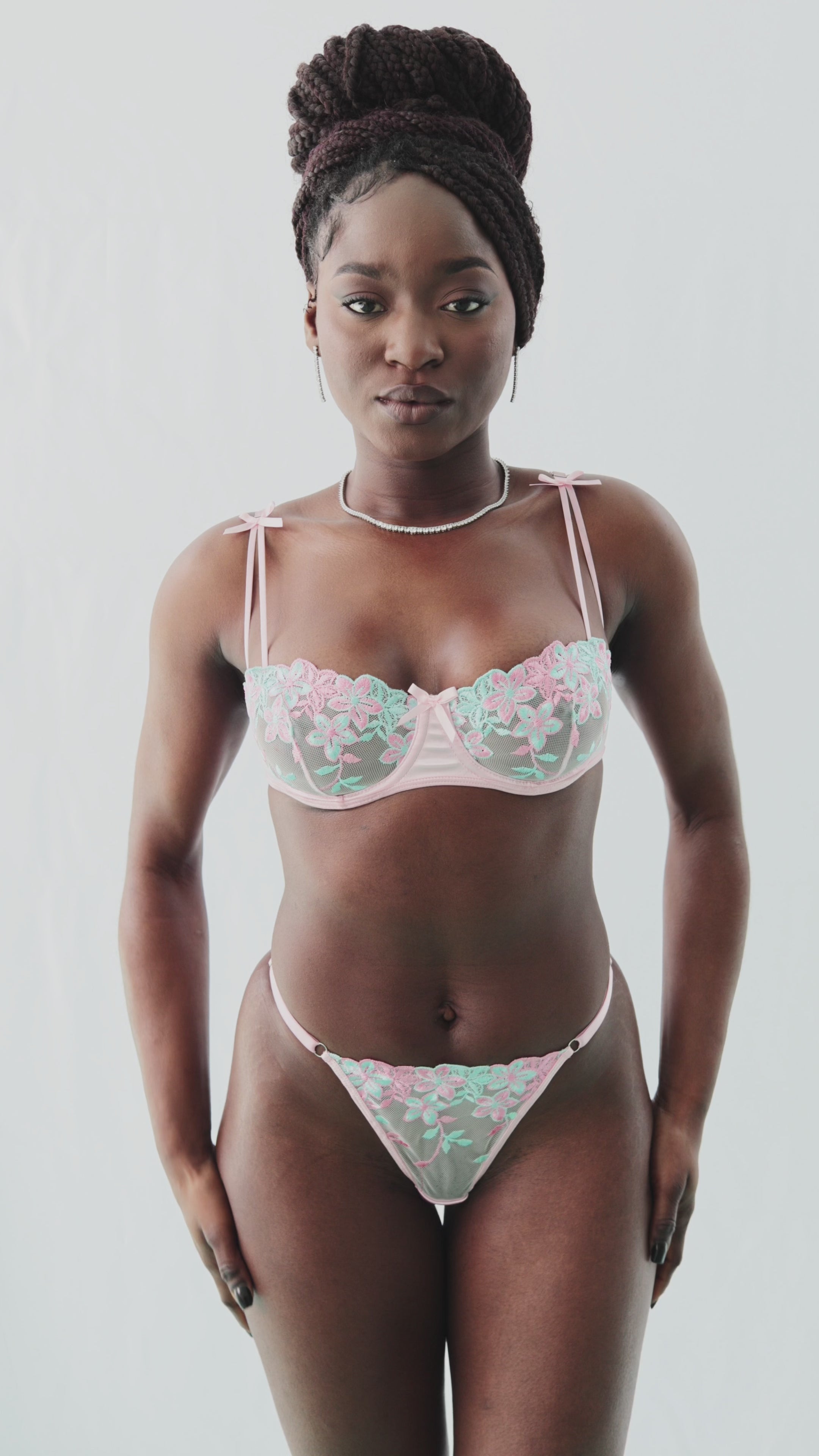 Carica video: NAOMIE